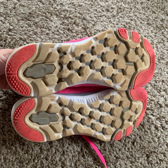 Women’s pink Nike Running Shoe Size 7 - Picture 3 of 4